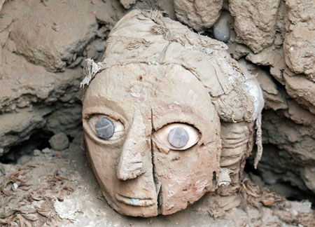 A mask from a mummy of the Wari prehispanic culture is seen inside a recently discovered tomb in Lima's Huaca Pucllana ceremonial complex August 26, 2008. REUTERS